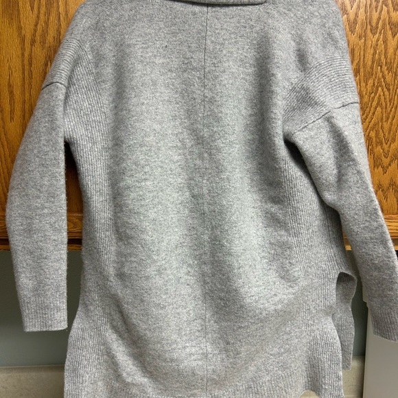 Athleta kids Gray Sweater size small READ description - Picture 2 of 4